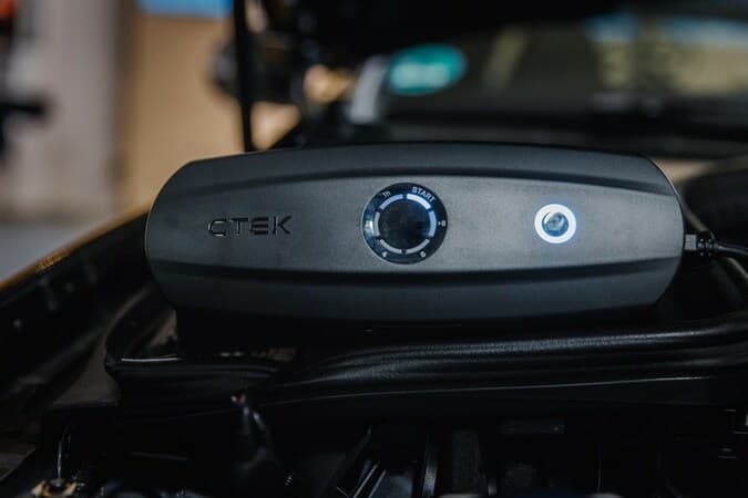 Warum unser Batterieladegerät 12V die beste Wahl für Ihr Fahrzeug ist