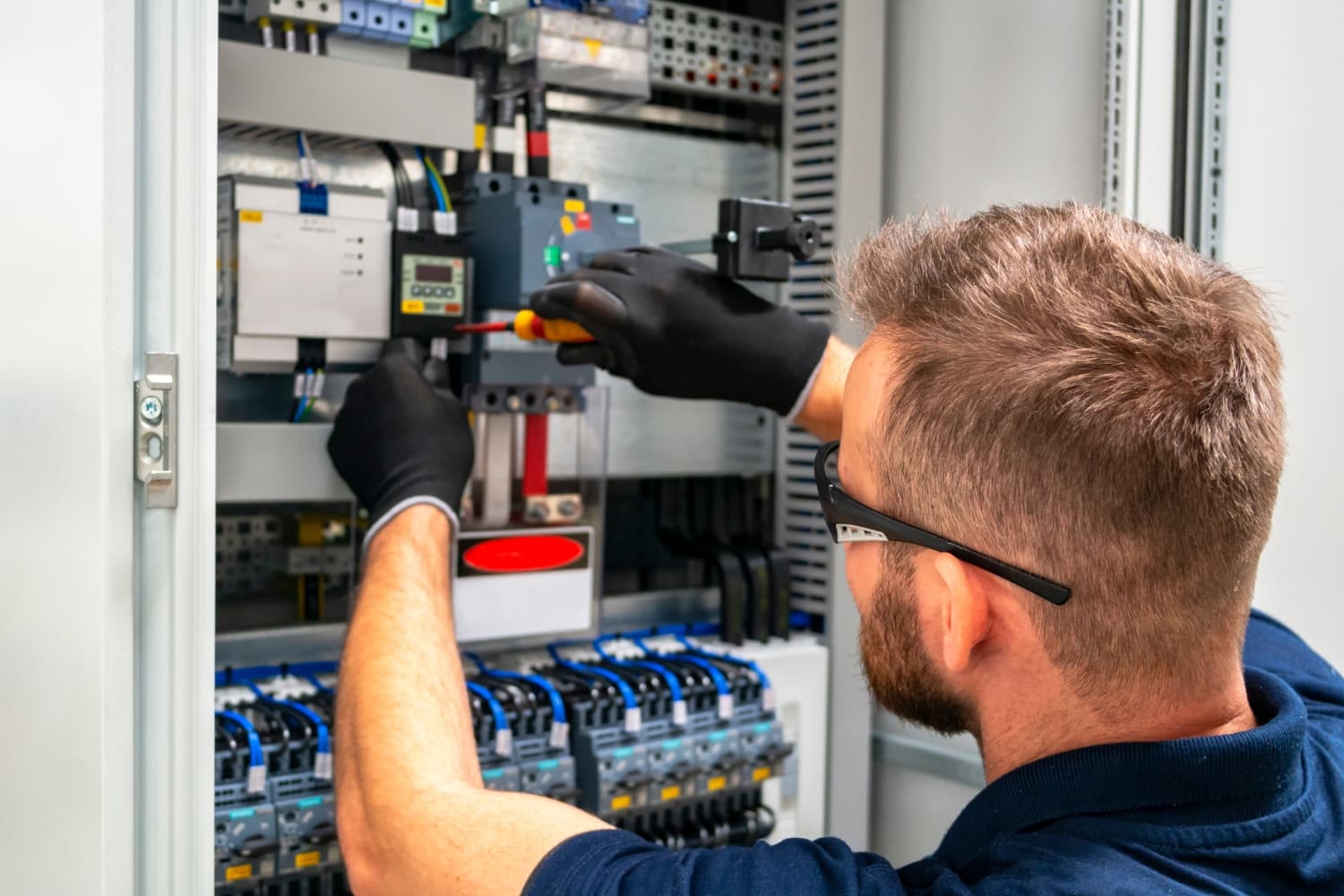 Elektriker Notdienst: Warum schnelles Handeln bei Stromausfällen wichtig ist