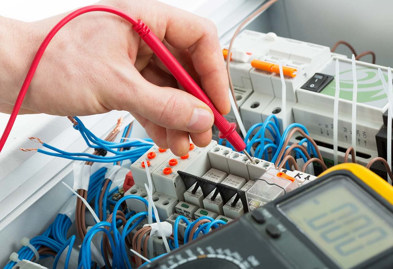 Wie sich Unternehmen durch die Prüfung elektrischer Anlagen absichern können