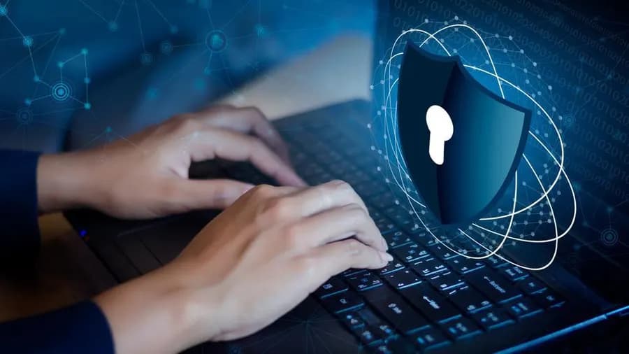 Um sich vor Cyber-Angriffen zu schützen, gibt es verschiedene Maßnahmen, die du ergreifen kannst: