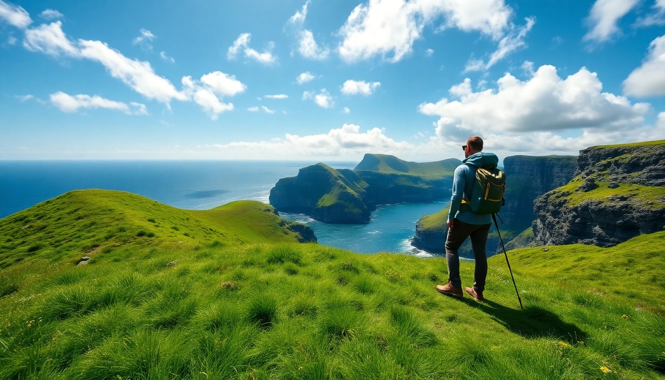 Irland wandern: A hiker enjoys the stunning Irish landscape with cliffs and ocean.