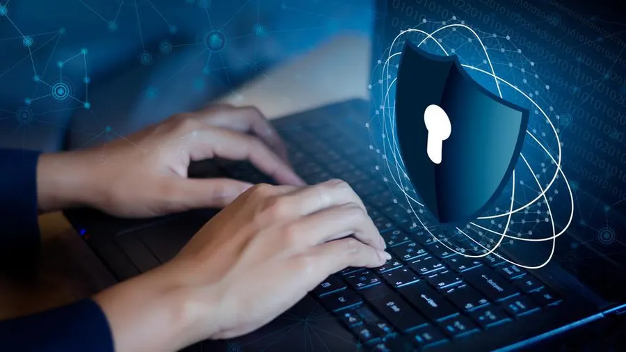 Um sich vor Cyber-Angriffen zu schützen, gibt es verschiedene Maßnahmen, die du ergreifen kannst: