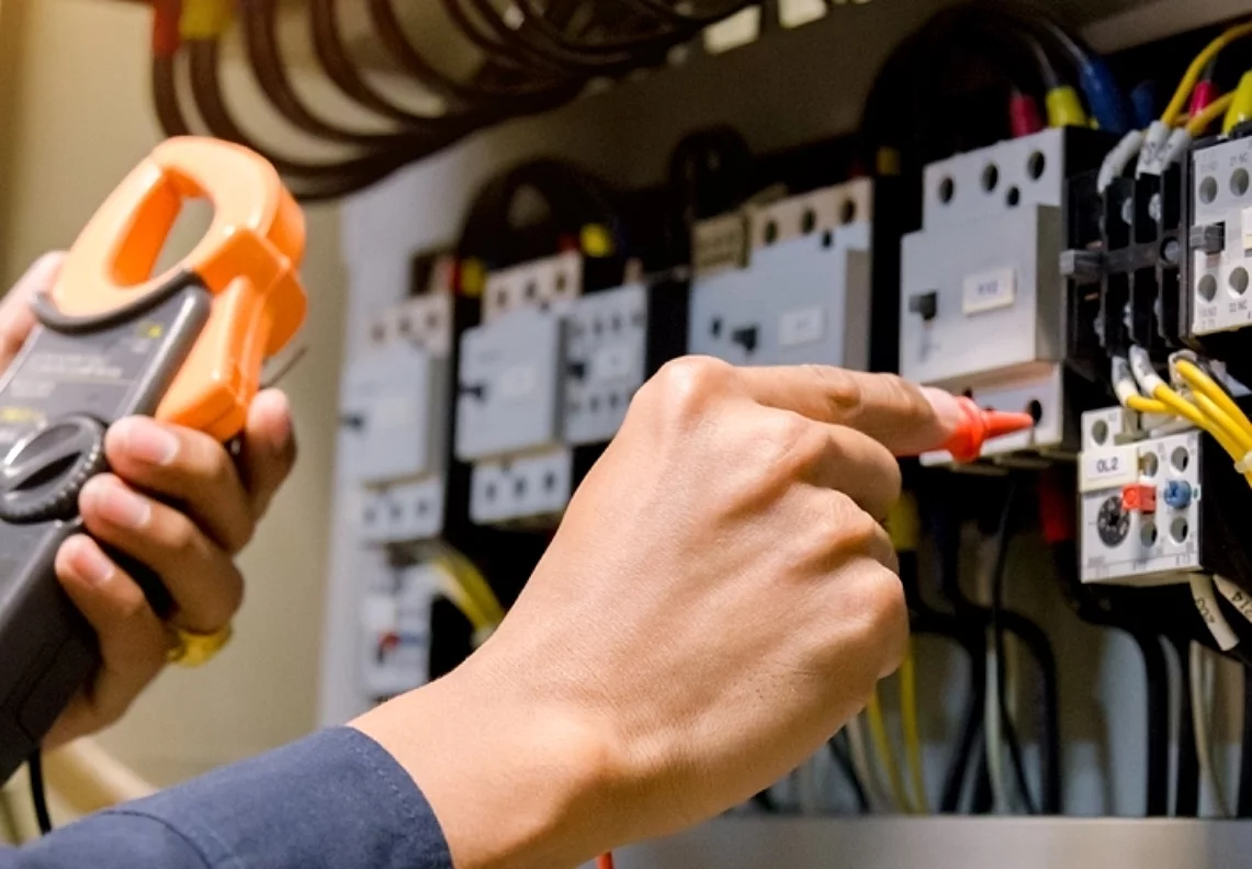 Wie sich Unternehmen durch die Prüfung elektrischer Anlagen absichern können