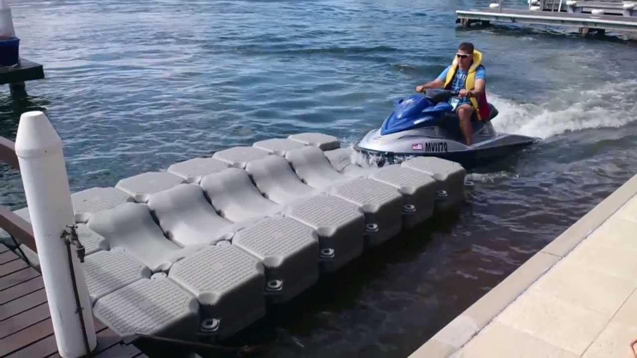 Exklusive Superyacht-Ausstattung mit einem maßgeschneiderten aufblasbarer jet ski dock